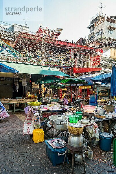 Chinatown mit seinen vielen Restaurants und Streetfood Angeboten in den Straßen Bangkoks. Es ist besonders als gastronomisches Ziel bekannt