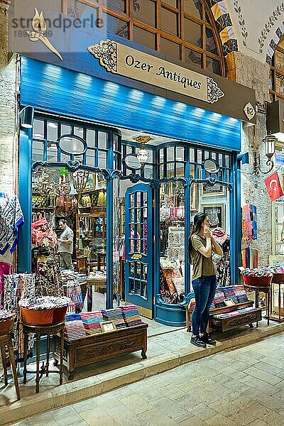 ISTANBUL  TÜRKEI - 25. MAI: Antiquitätengeschäft auf dem Gewürzbasar in Istanbul  Türkei  am 25. Mai 2018. Zwei nicht identifizierte Personen  Asien
