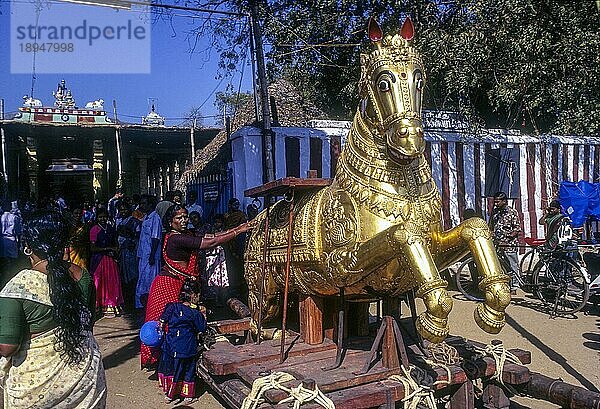 Goldenes Pferd Vahanam von Lord Vishnu während des Chitra Chithirai Festivals in Madurai Tamil Nadu  Südindien  Indien  Asien