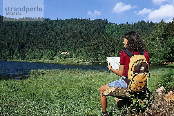 Wanderer rastet  Arbersee  Bayerischer Wald  Bayern  Deutschland  Europa