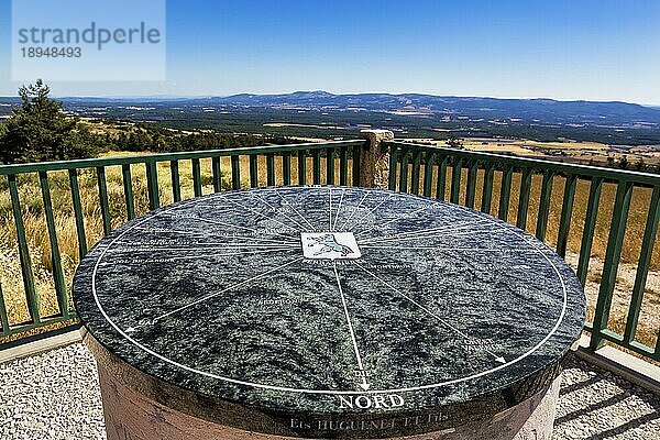 Aussichtsplattform mit Informationstafel  Himmelsrichtungen  Orientierung  Ferrassières  Drôme  Drome  Provence  Frankreich  Europa