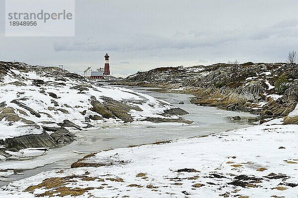 Lofotenlandschaft am Leuchtturm von Tranøy  Lofoten  Norwegen  Europa