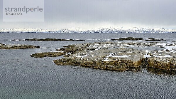 Lofotenlandschaft am Leuchtturm von Tranøy  Lofoten  Norwegen  Europa