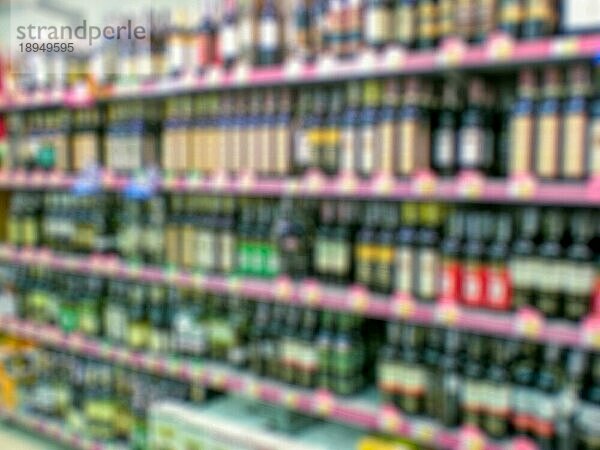 Supermarkt Unschärfe Hintergrund mit Bokeh  Wein und Spirituosen Produktregal