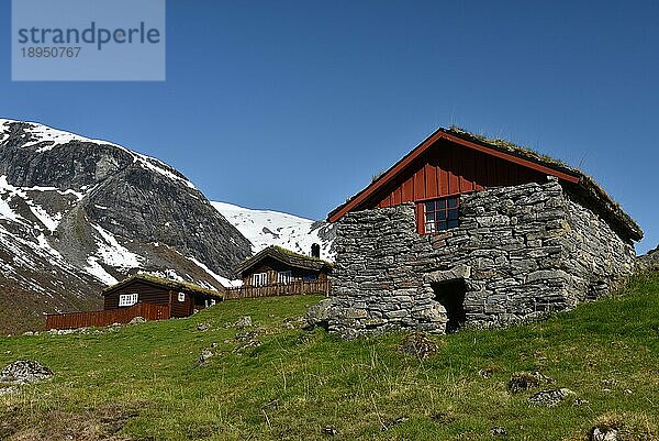 Traditionelle Häuser in den verschneiten Bergen von Norwegen