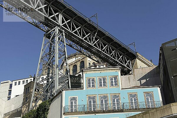 Blick von unten auf Pfeiler und Stahlkonstruktion der Brücke Ponte D. Luis I.  Haus mit blau gefliester Fassade  Vila Nova de Gaia  Porto  Portugal  Europa