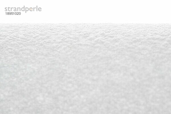 Ein weißes extrudiertes Polyethylen Schaumstoffrohr Textur vor weißem Hintergrund