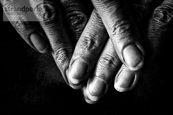 Schwarzweißfoto von älteren Frau Finger auf schwarzem Hintergrund