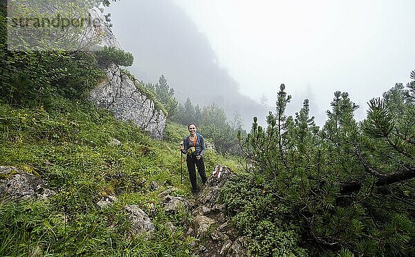 Bergsteigerin beim Aufstieg im Nebel  Aufstieg zur Bogartenlücke  Säntis  Appenzell Ausserrhoden  Appenzeller Alpen  Schweiz  Europa