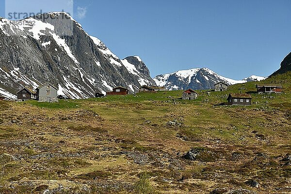 Traditionelle Häuser in den verschneiten Bergen von Norwegen