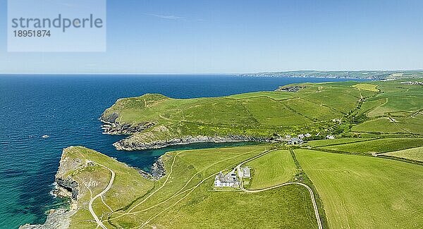Luftbild-Panorama vom Weiler Port Quin bei Port Isaac  North Cornwall  England  Großbritannien  Europa