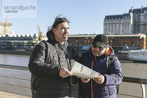 Ein paar Freunde konsultieren die Karte  während sie Puerto Madero  Buenos Aires  Argentinien  erkunden  Südamerika