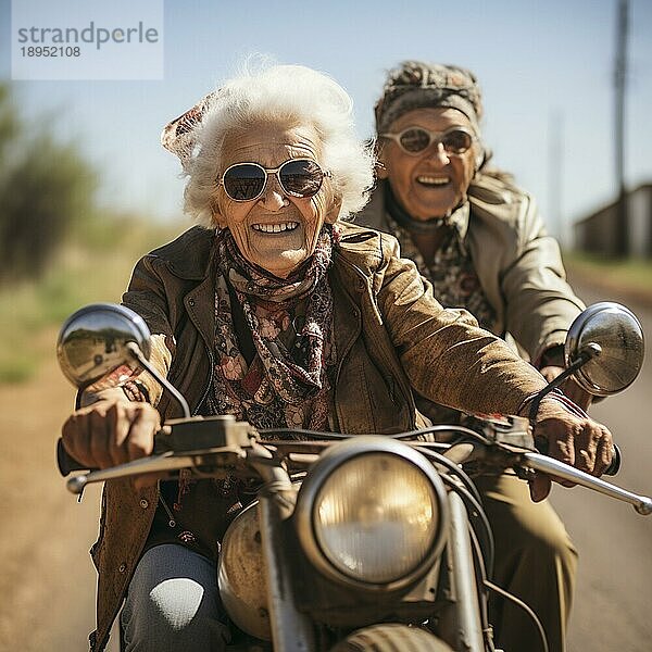 Pure Lebensfreude  älteres Paar  Rentner  fährt lachend auf einem alten Motorrad  um das Leben zu genießen  ai generiert