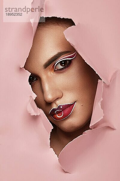 Schöne Frau mit kreativem Make up und lila Lippen. Schönes Gesicht. Kunst Make up