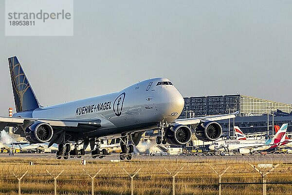 Jumbo Jet bei der Landung am Flughafen Stuttgart. Es ist das vorletzte gebaute Exemplar der Boeing 747  Registrierung N862GT  Kuehne und Nagel  Boeing 747-8F  Stuttgart  Baden-Württemberg  Deutschland  Europa