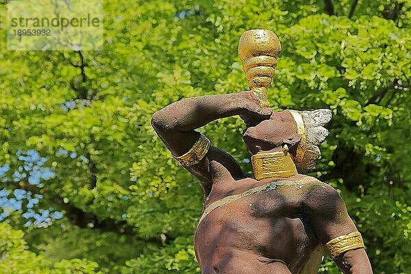 Mohrenbrunnen  Afrikaner  trinken  golden  Becher  Arm  hoch  Skulptur  Figur  Detail  Marktplatz  Thüringen  Eisenberg  Deutschland  Europa