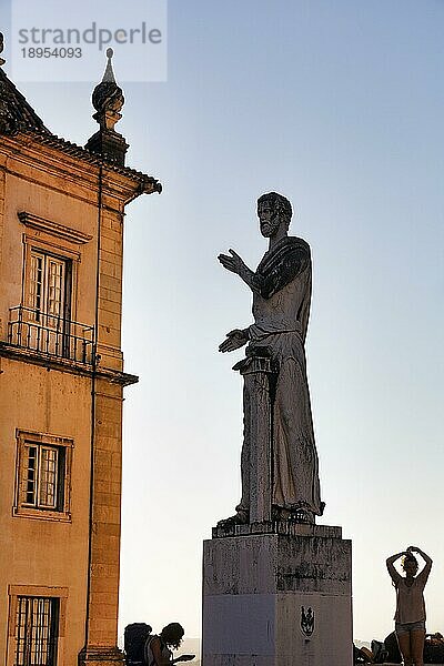 Statue mit Touristen  Silhouetten im Abendlicht  Universität Coimbra  UNESCO-Weltkulturerbe  Coimbra  Region Centro  Portugal  Europa