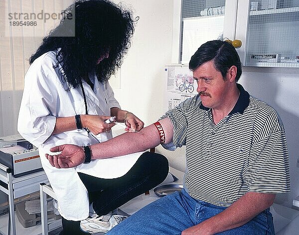 Vorsorge in einer Hausarztpraxis  wie hier in Iserlohn am 4.9.1996  ist das Ziel ärztlicher Tätigkeit zu jeder Zeit. Blutentnahme  Kontrolle  DEU  Deutschland  Iserlohn  Europa