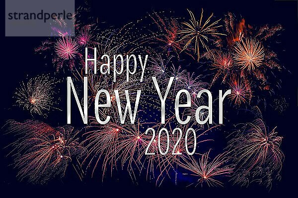 Frohes neues Jahr 2020 Gruß mit bunten Feuerwerk in den Nachthimmel
