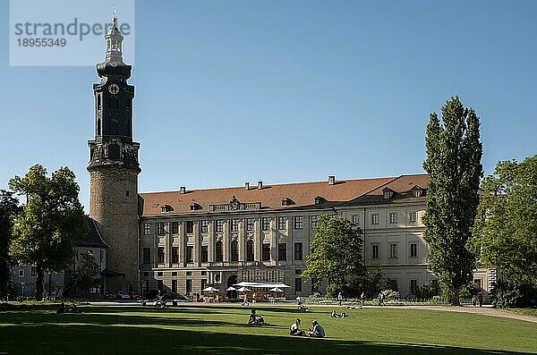 Menschen entspannen im Park an der Ilm  barockes Stadtschloss mit Schlossturm und Bastille  Weimar  Thüringen  Deutschland  Europa