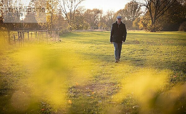 Mann macht alleine  einsam  traurig einen Herbstspaziergang  Bonn  04.11.2020.  Bonn  Deutschland  Thema  Europa