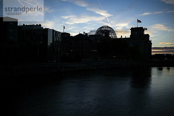 Silhouette vom Reichstag in Berlin  02.11.2020. Das Gebäude in dem der Bundestag tagt.  Berlin  Deutschland  Europa