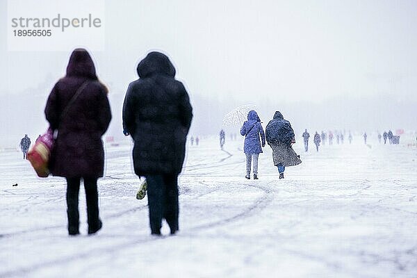 Berliner spazieren bei Schneefall über das Tempelhofer Feld in Berlin  03.01.2021.  Berlin  Deutschland  Europa