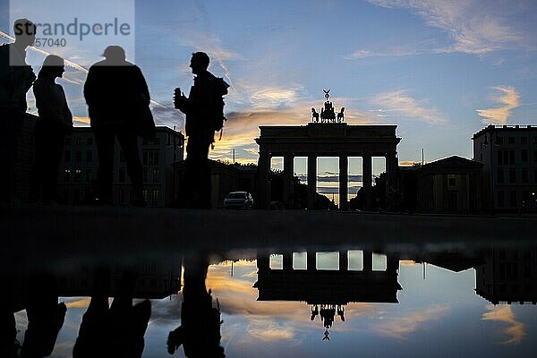 Junge Menschen stehen vor dem Brandenburger Tor in Berlin  02.11.2020.  Berlin  Deutschland  Europa