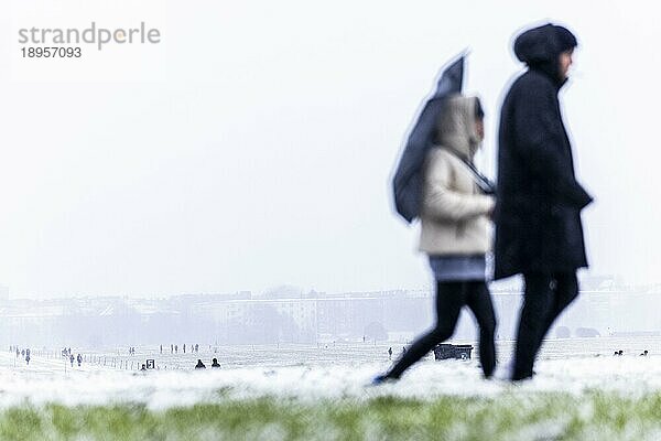Berliner spazieren bei Schneefall über das Tempelhofer Feld in Berlin  03.01.2021.  Berlin  Deutschland  Europa