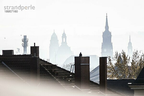 Die Silhouette der Dresdener Altstadt mit dem Rathausturm (L)  der Frauenkirche (2L)  Dreikönigskirche (2R) und der Kreuzkirche (R) zeichnet sich ab in Dresden  14.11.2020.  Dresden  Deutschland  Europa