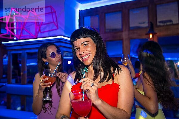 Porträt attraktive Frau mit einem Glas Alkohol in einem Nachtclub bei einer Nachtparty