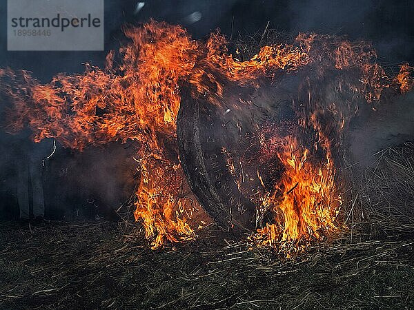 Feuerrad  brennendes Holzrad rollt in der Nacht  Osterfest  Osterräderlauf  Lügde  Nordrhein-Westfalen  Deutschland  Europa