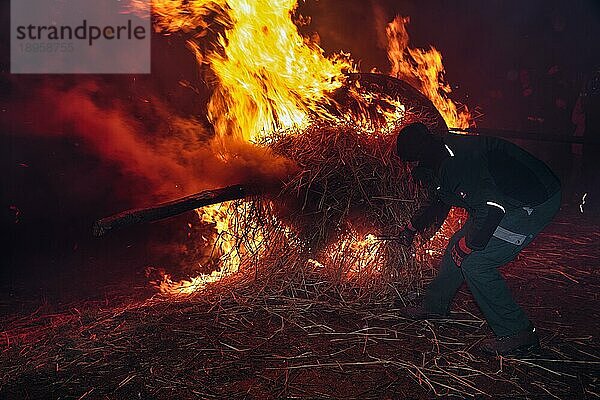 Anzünden des Strohs  Feuerrad  Osterrad  brennendes Holzrad in der Nacht  Osterfest  Osterräderlauf  Lügde  Nordrhein-Westfalen  Deutschland  Europa