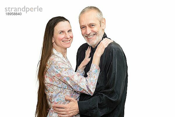 Happy reifen Mann und Frau mit langen Haaren lächelnd für S. Valentinstag oder Jahrestag. vor weißem Hintergrund