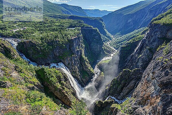 Der spektakuläre Voringsfossen in Norwegen  einer der größten Wasserfälle des Landes