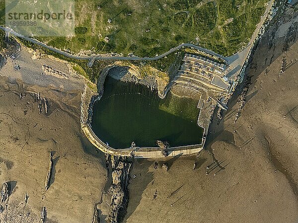 Luftbild  Draufsicht auf Bude Seapool  ein naturnahes Gezeitenbecken in der Bucht von Bude  North Cornwall  England  Großbritannien  Europa