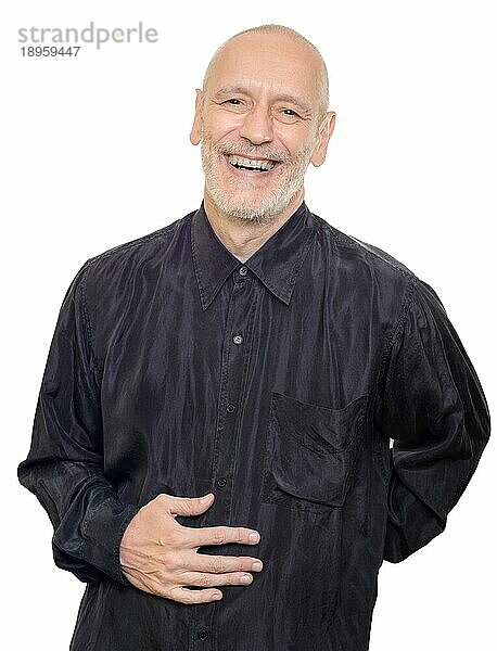Mann mit schwarzem Seidenhemd  der laut lacht  vor weißem Hintergrund