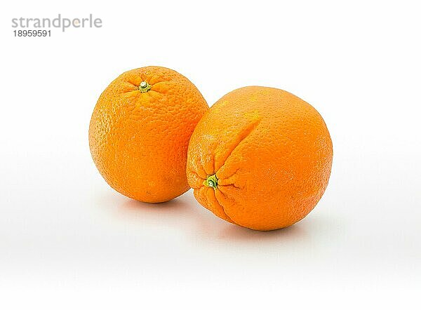 Zwei schöne saftige natürliche Orangen vor weißem Hintergrund
