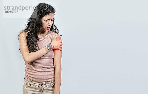 Wunde junge Frau mit Armschmerzen isoliert. Frau leidet mit Arm Schmerzen  Frau mit Schulter und Arm Schmerzen auf isolierten Hintergrund