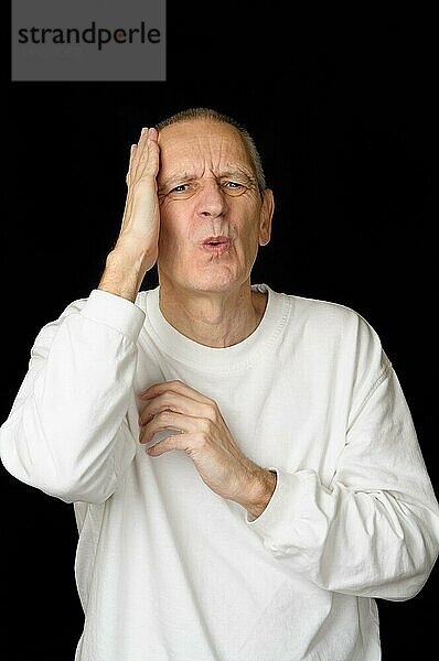 Ein Mann mit Kopfschmerzen und Fieber