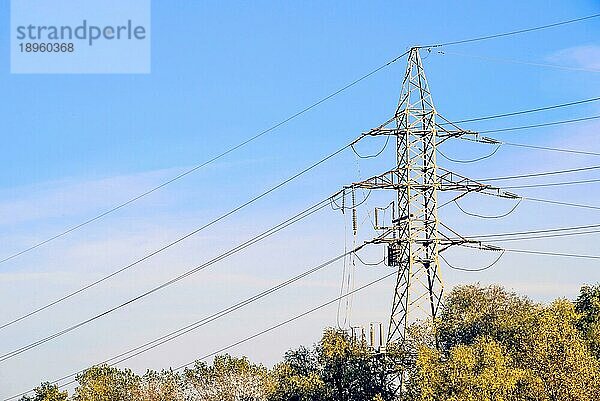 Hochspannungsleitungen von unten gesehen  Raum für Text  Strommast vor blauem Himmel