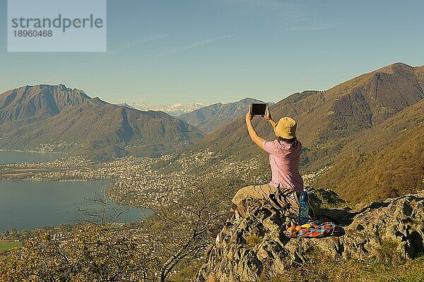 Frau rastet auf Wandertour  Schweiz  Europa