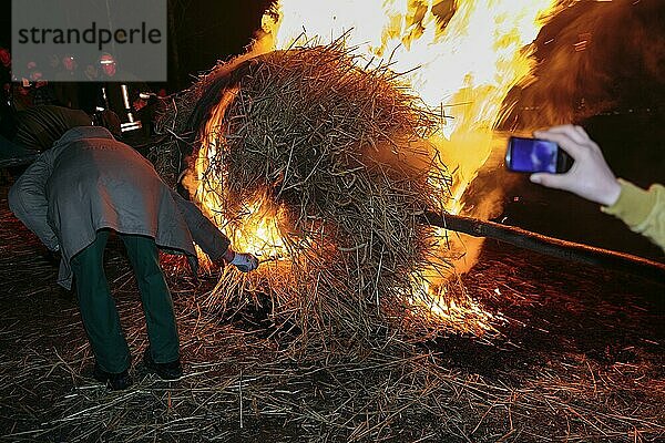 Anzünden des Strohs  Feuerrad  Osterrad  brennendes Holzrad in der Nacht  Osterfest  Osterräderlauf  Lügde  Nordrhein-Westfalen  Deutschland  Europa