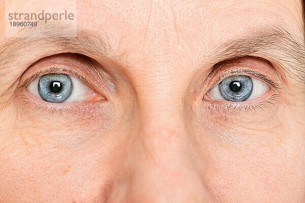 Nahaufnahme der Augen einer erwachsenen Frau mit weichen Kontaktlinsen