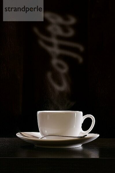 Zeit für eine Pause. Eine Tasse warmer und aromatisierter Kaffee mit der Rauchschrift