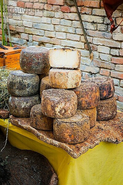 Ein Haufen traditioneller italienischer Pecorinokäse