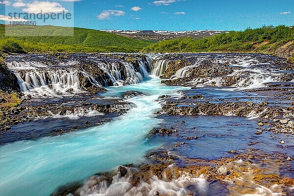 Der bezaubernde Bruarfoss Wasserfall in Island an einem sonnigen Tag