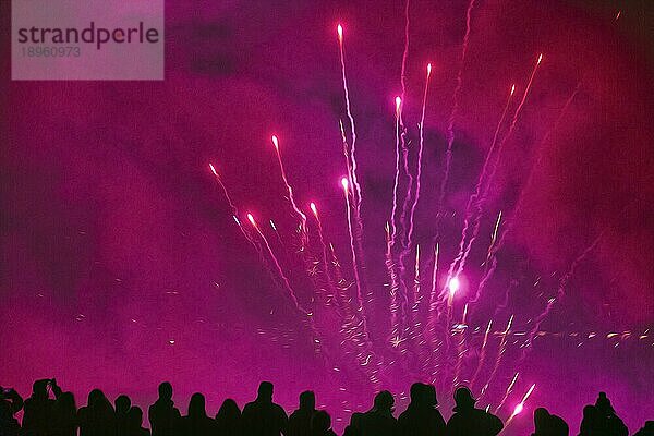 Zuschauer  Silhouetten beim Feuerwerk  roter Himmel  Illustration