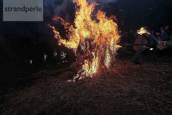 Feuerrad  brennendes Holzrad rollt in der Nacht  Osterfest  Osterräderlauf  Lügde  Nordrhein-Westfalen  Deutschland  Europa