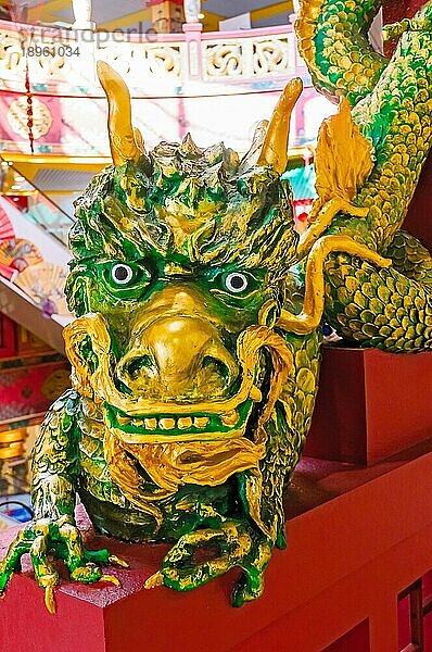 Lustige grüne und goldene chinesische Drachenskulptur